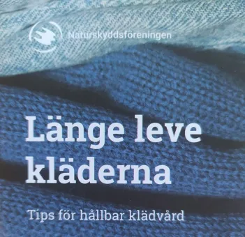 Omslag med blått tyg i närbild och vit text: ”Länge leve kläderna” samt ”Tips för hållbar klädvård”..