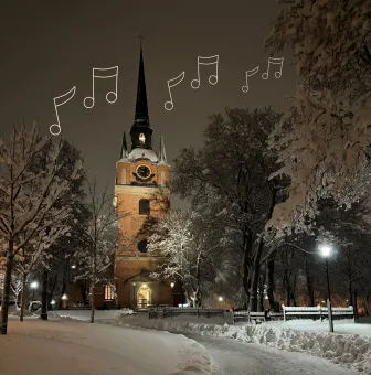 Upplyst kyrktorn med klocka och spira i en snötäckt park nattetid, med musiknoter över himlen..