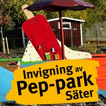 Utomhuslekplats med röd lekställning som glass, parasoll och gul textskylt med ”Invigning av Pep-park Säter”..