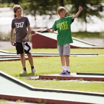 Två ungdomar spelar bangolf.