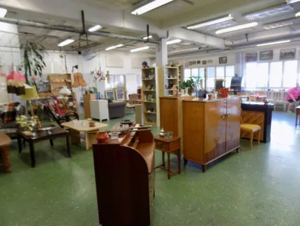 Butiksmiljö med begagnade möbler.