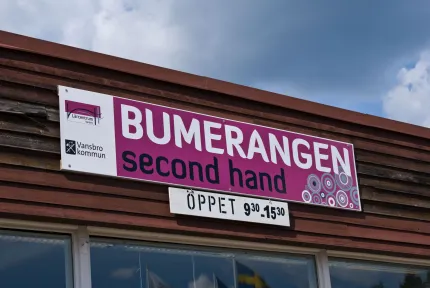Sign with text boomerang second hand.