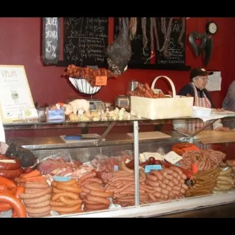 Köttdisk med flera olika charkprodukter. 