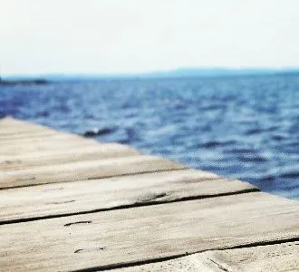 Träbrygga vid vattnet.