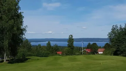 Utsikt från golfbanan över Siljan.
