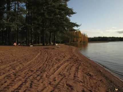 The sandy beach at Våmåbadet.