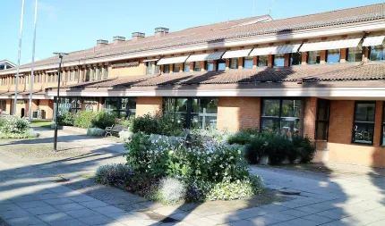 Exteriör av en röd tegelbyggnad.