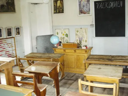 Skolbänkar och stolar från förr.