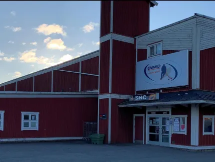 Röd trädbyggnad där Ovakohallen ligger. Sedd från utsidan.