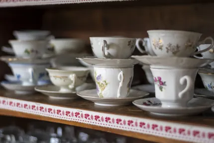 Koppar och fat på en hylla.