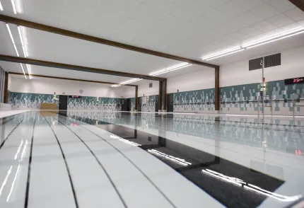 En stor simbassäng inne i Maserhallen.