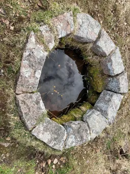 En rund ring med stenar.