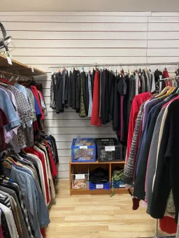 Kläder som hänger.