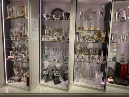Prisskåk med många priser i bland annat glas och pokaler.