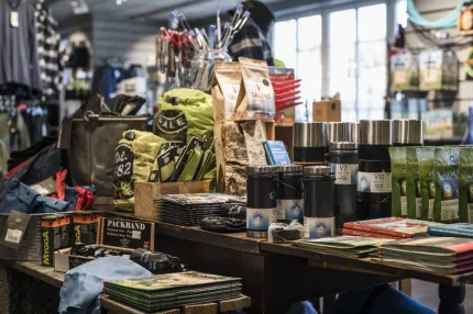 Varor inne i butiken på bord. 