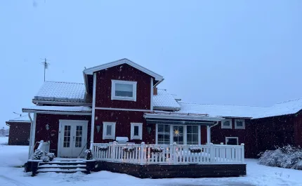 Rött hus med altan. 