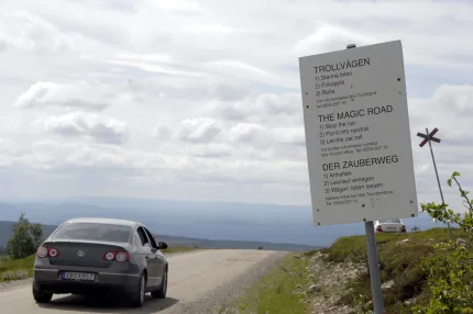 A gray car in a up hill  on its way to Trollvägen 