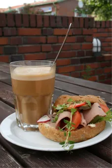 En kaffe och en smörgås.