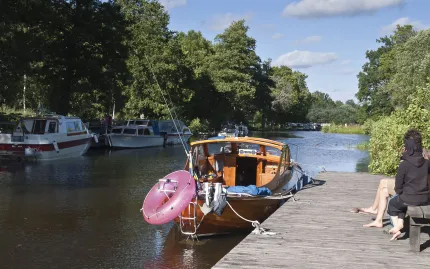 En gammal träbåt som står vid en brygga. 