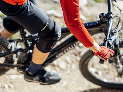 En cyklist som cyklar på en led.