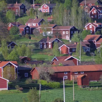 Faluröda hus i Tibble.