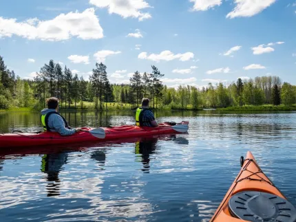 Två kajaker paddlar i Sundbornsån.