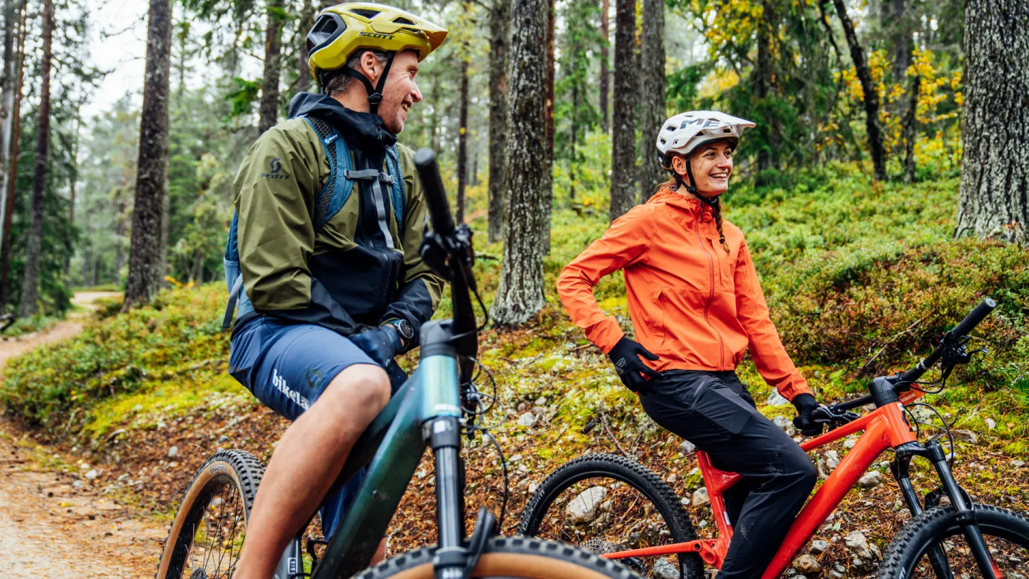 Par på MTB cyklar.