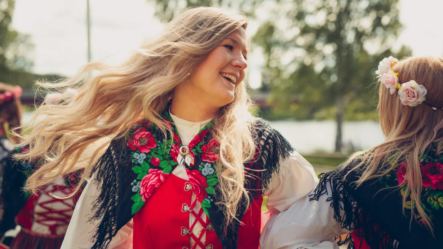 Girls dancing in midsummer clothes.