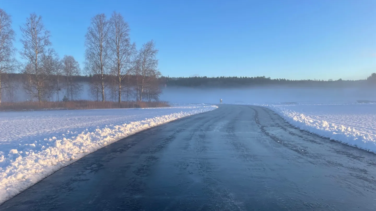 Upplogad skridskobana på sjö i Ludvika.