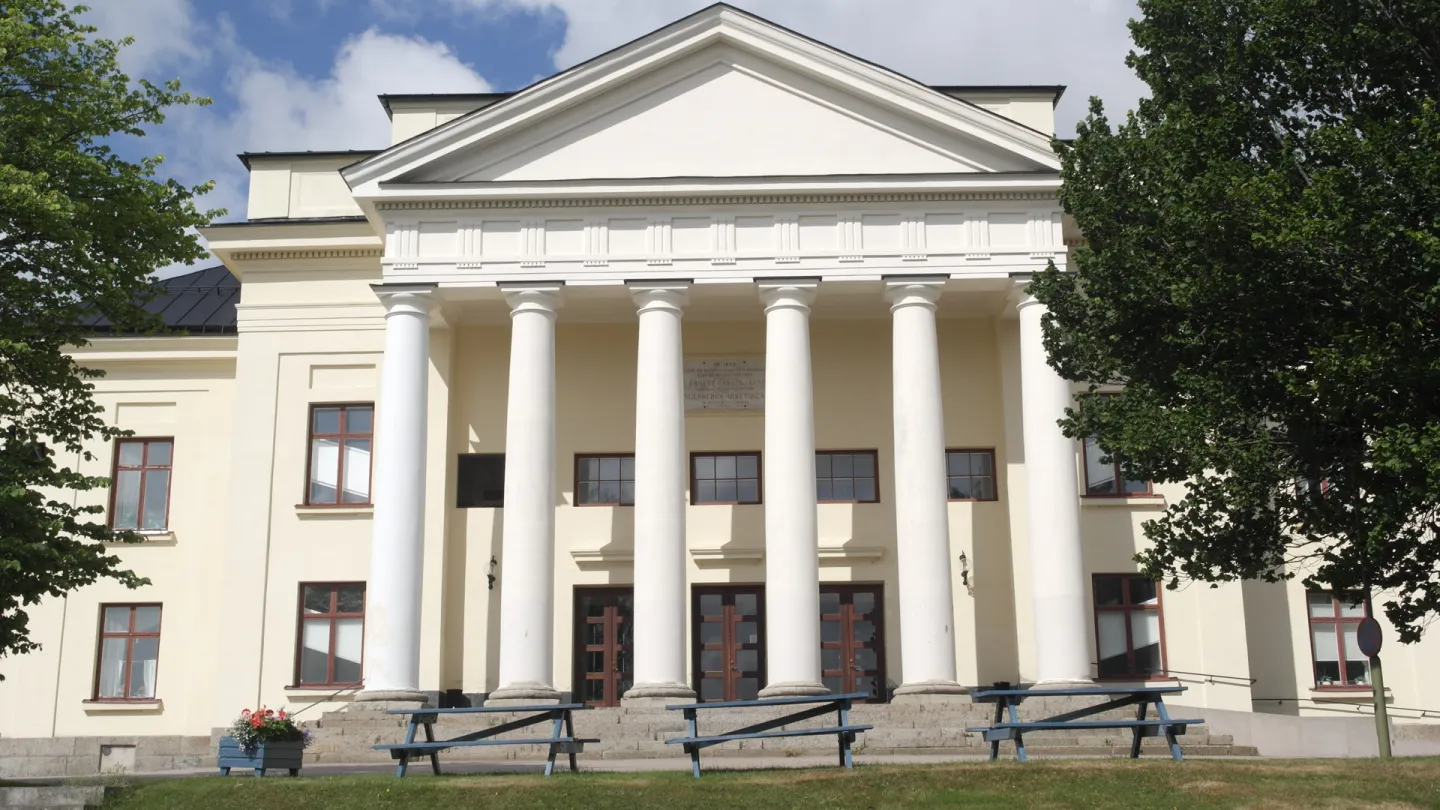 Exteriör av magnefika Cassels konserthus.