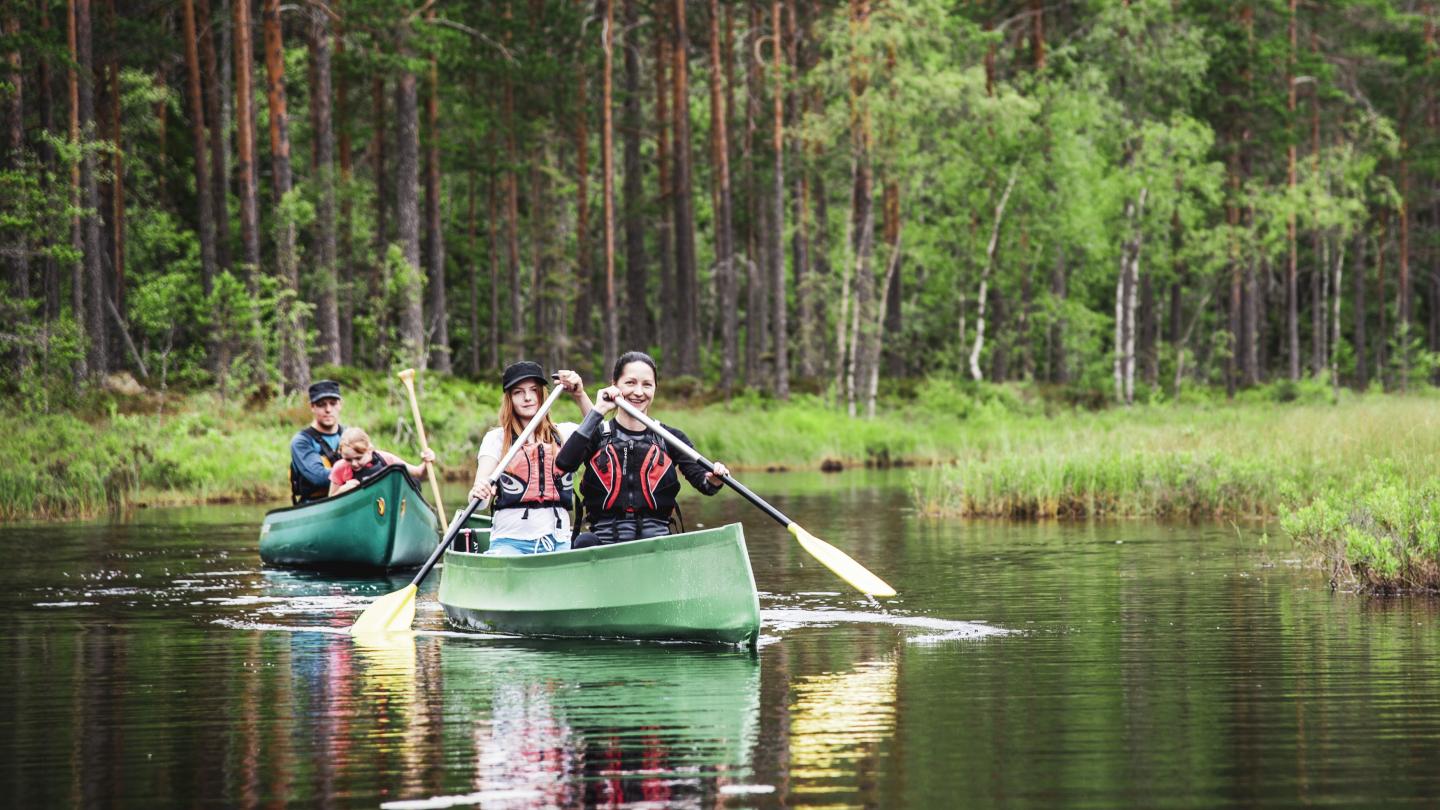 Paddla kanot på en sjö