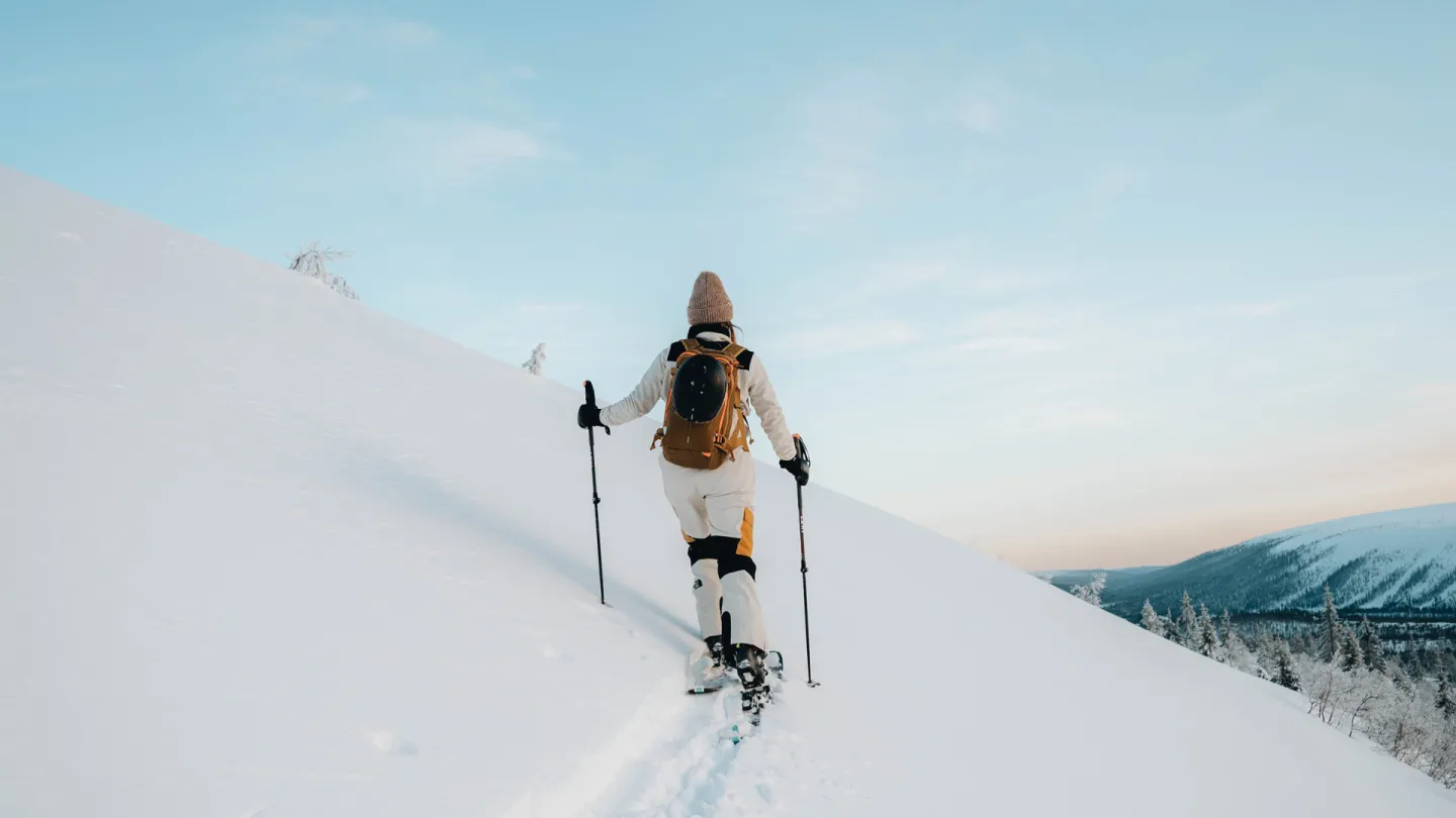 Tjej som skidor i snön.
