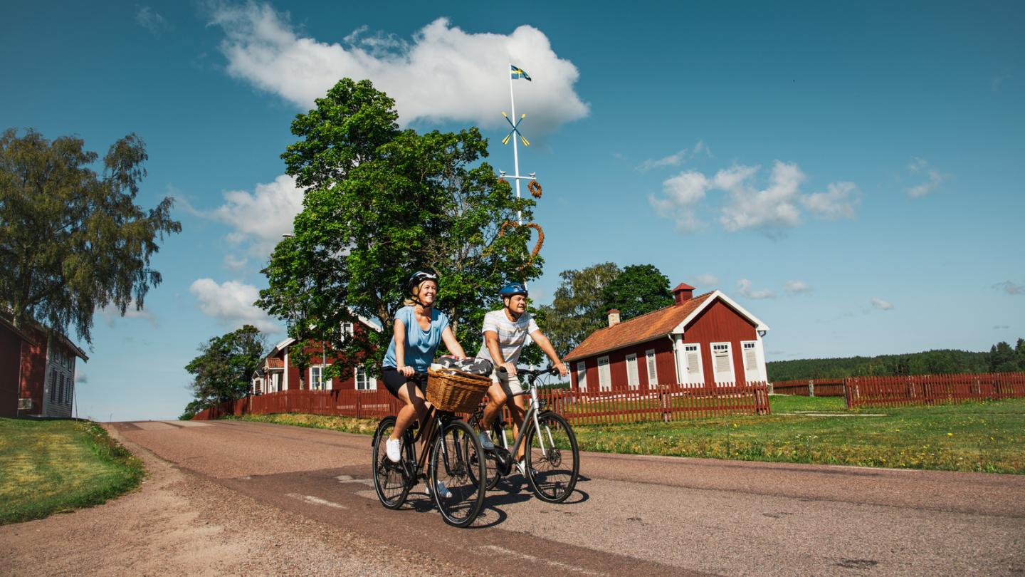 Två cyklister på fin landsväg i Rättvik.