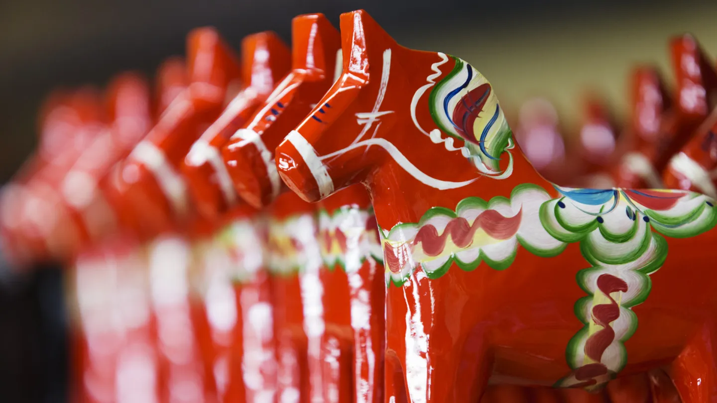 Dalahästar på rad.