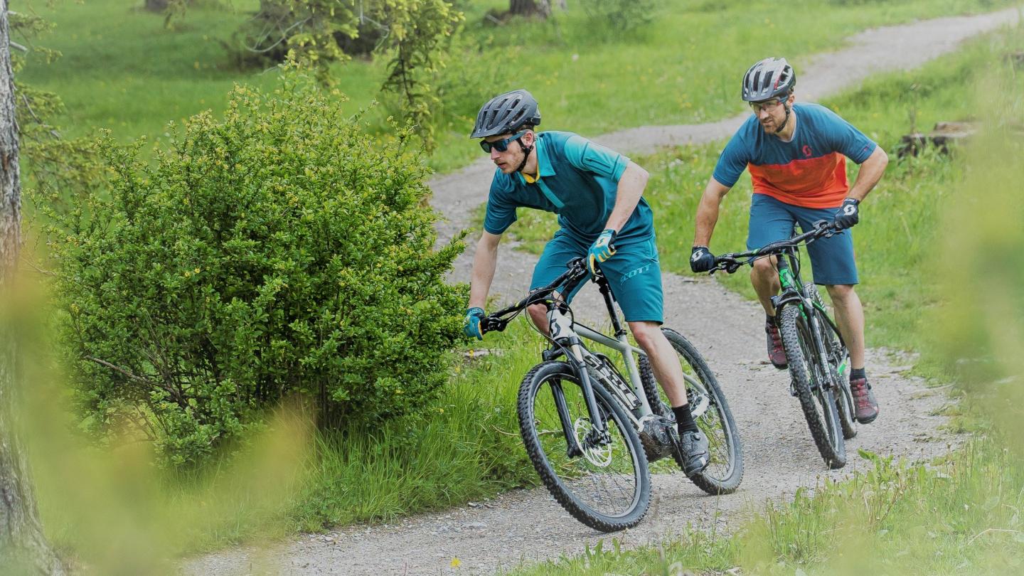 Två vänner som cyklar i Bjursås.