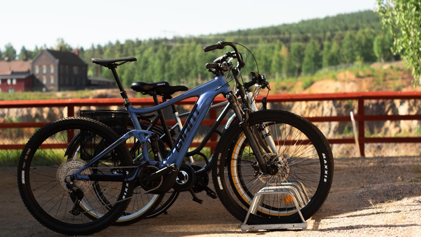 Cyklar på cykelställ.