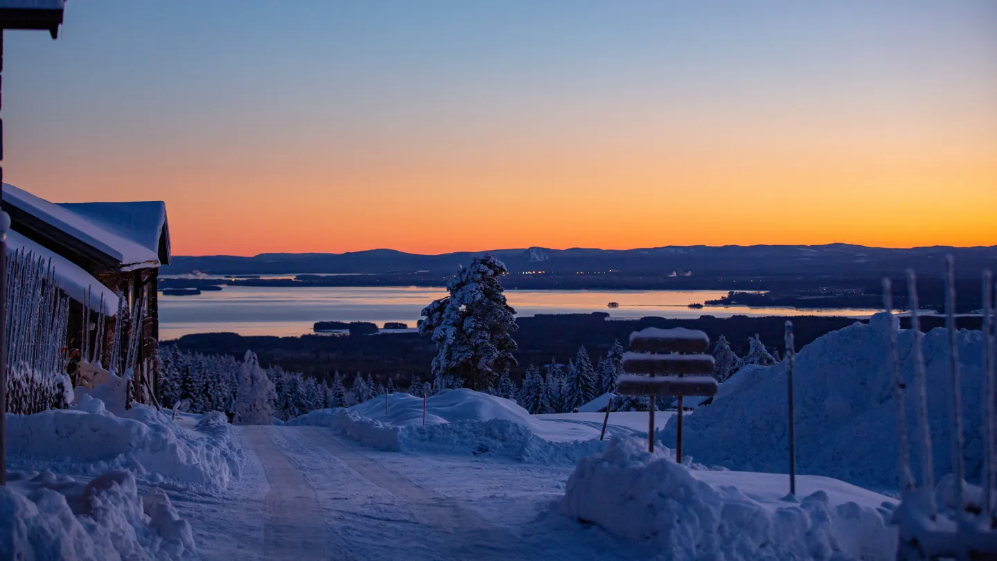 Kvällssol över ett vintrigt Fryksås i Orsa.