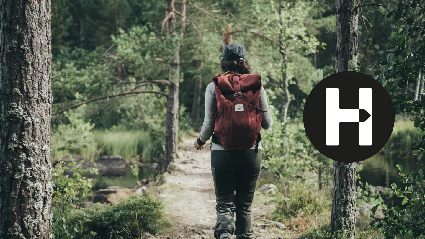 Kvinna som vandrar på en led.