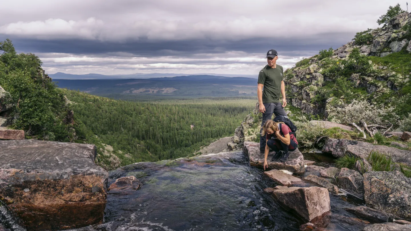 Två vandrare vid ett vattendrag på Fulufjället.