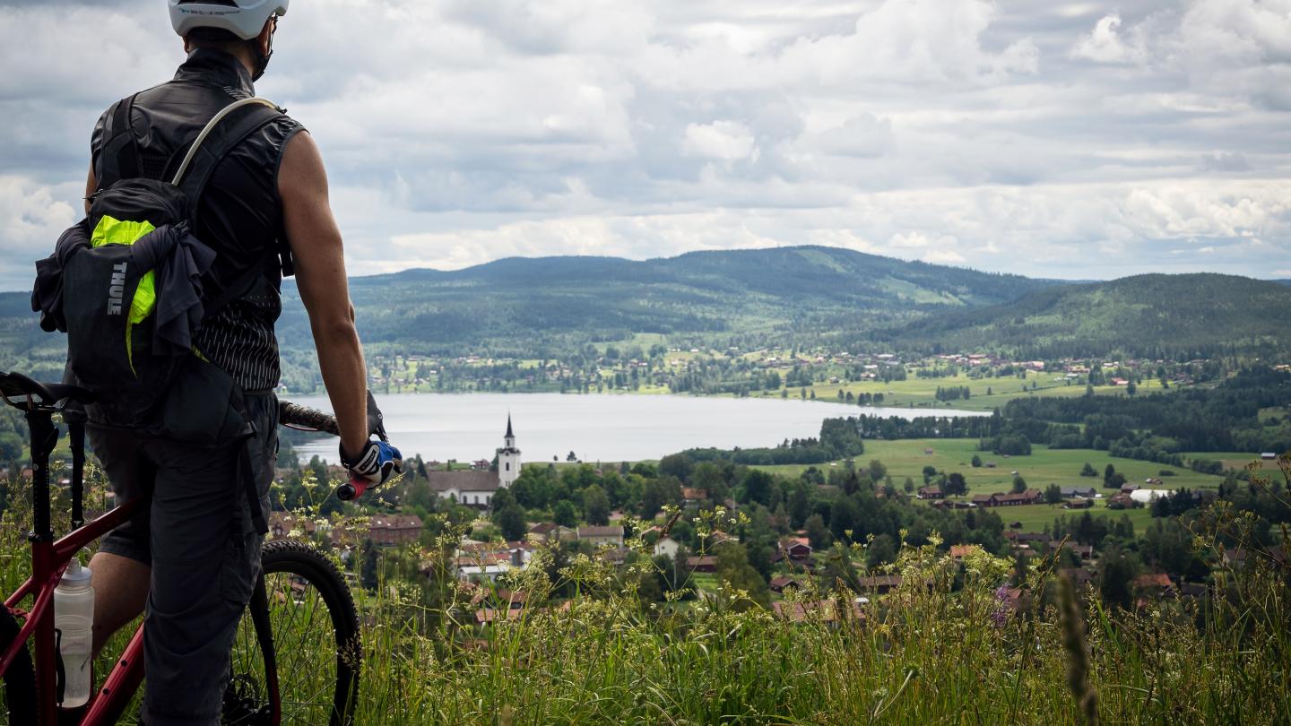 En man på en MTB-cyklel som kollar över Siljansnäs.