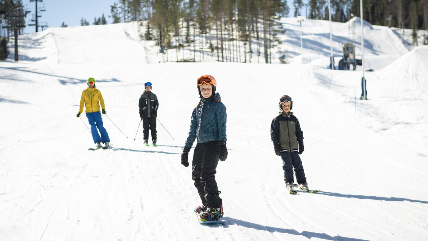 Fyra barn som åker alpint i Bjursås.