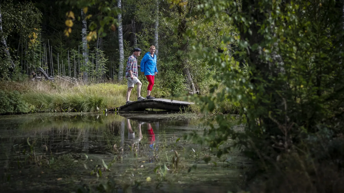 Par som vandrar på led i Falun.