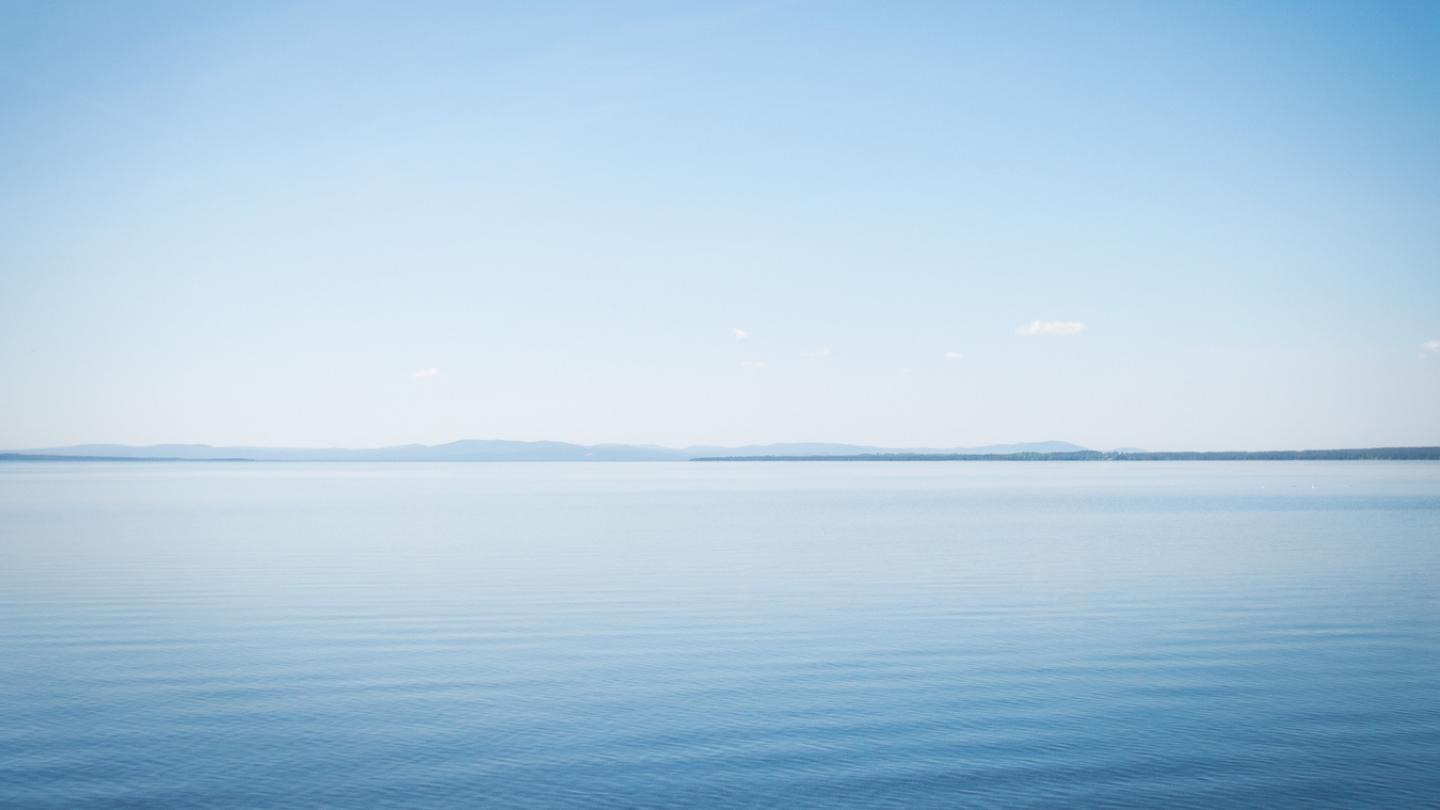 Fin solig dag med fin klarblå sjö