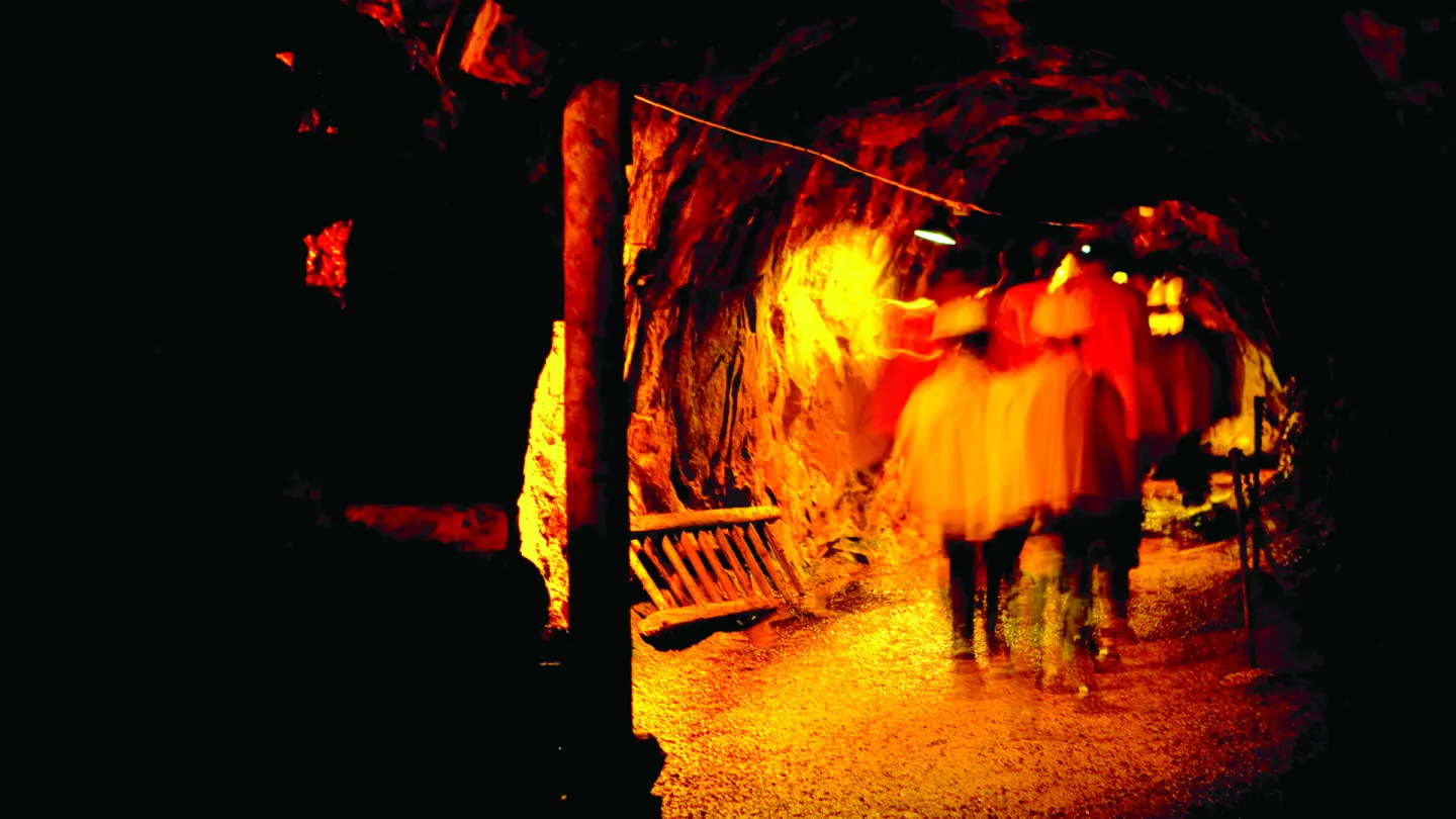 Folk som vandrar i en gruva.