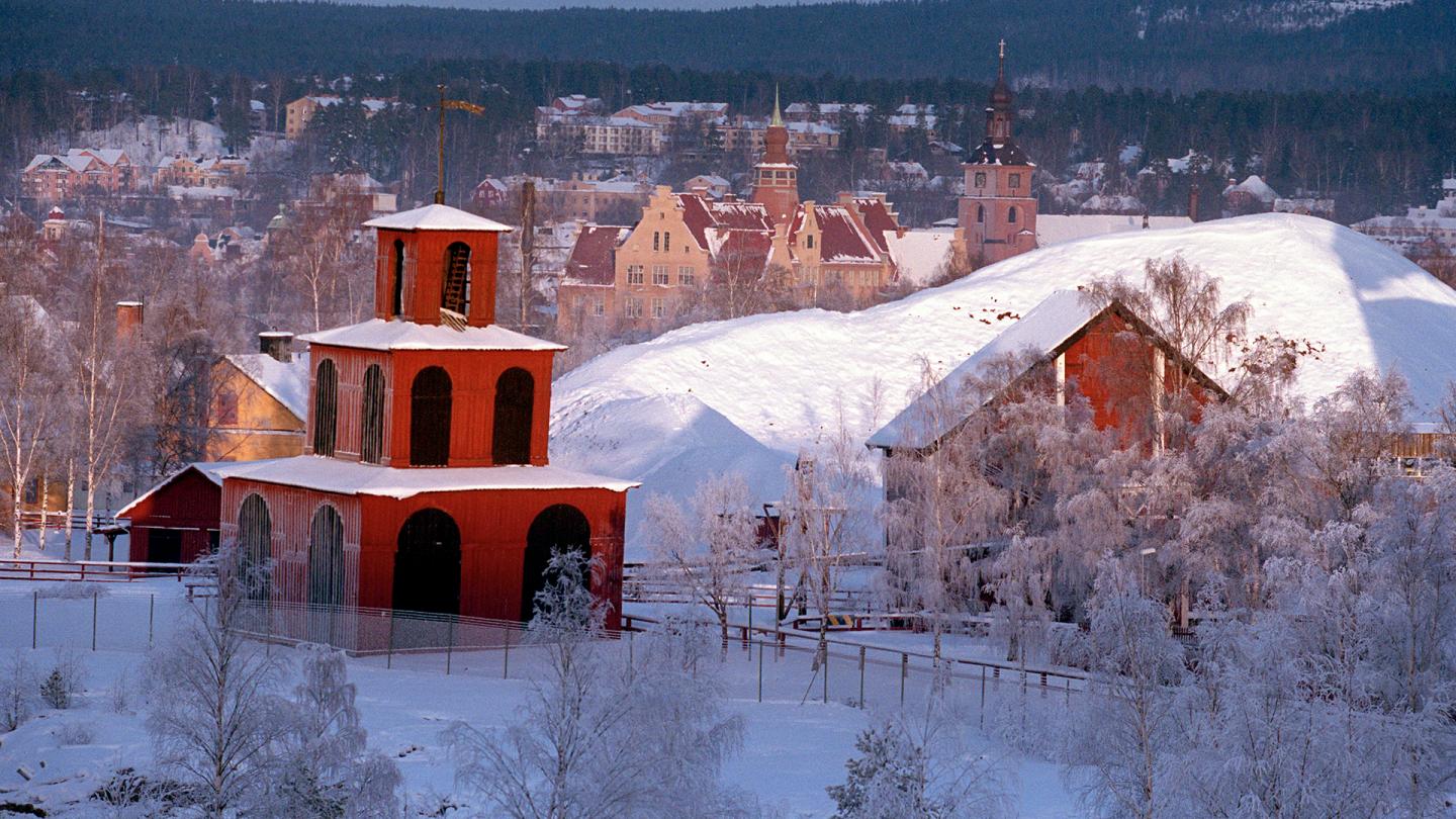 En röd lave och snöigt landskap vid Falu Gruva.