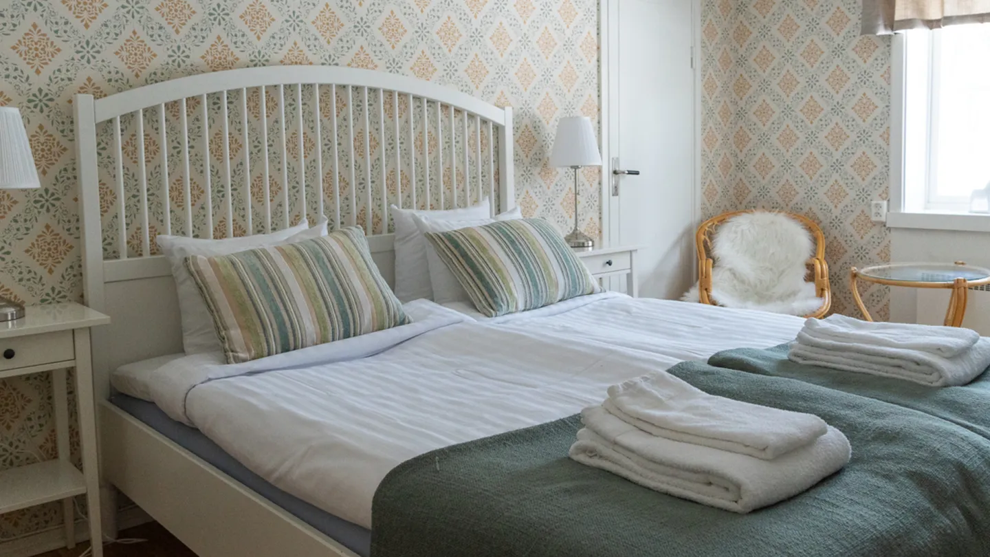 En fint bäddad säng i ett hotellrum.