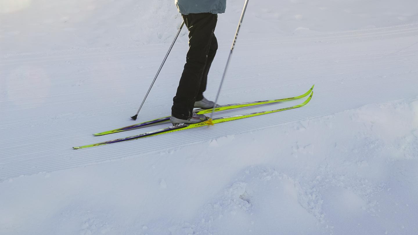En längdåkare som åker skidor.