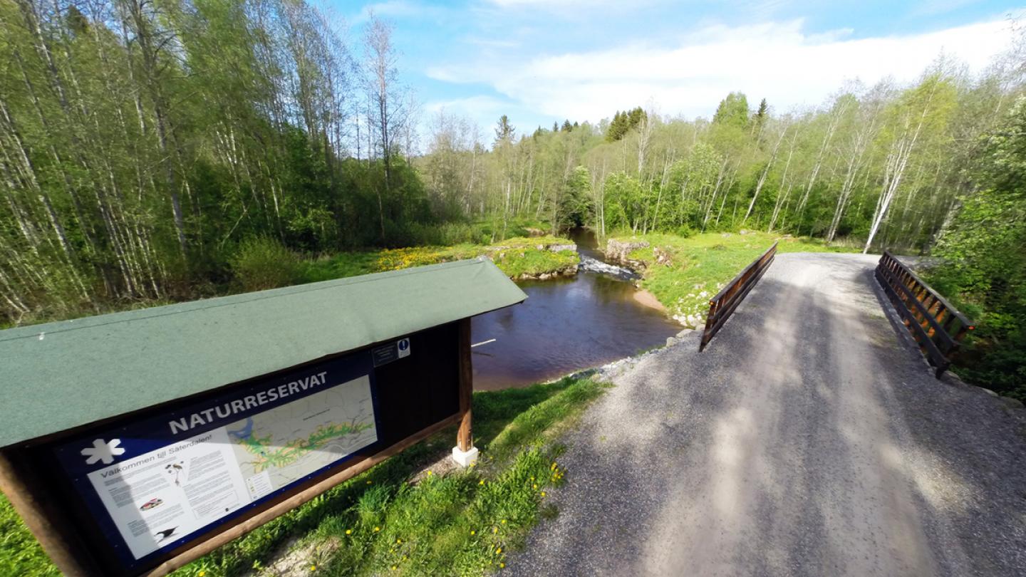 En informationsskylt om naturreservatet i Säterdalen.