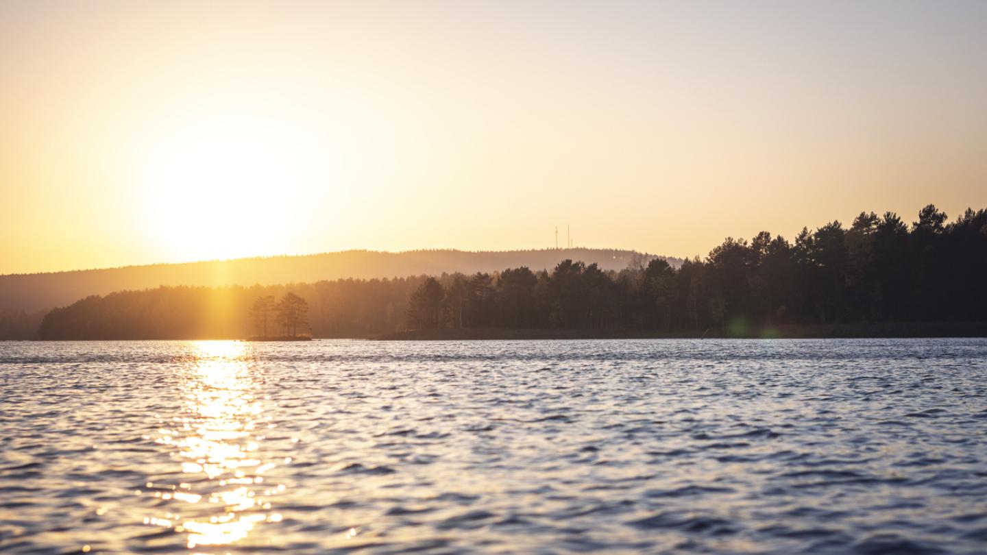 Solnedgång vid sjön Runn mellan Falun och Borlänge.