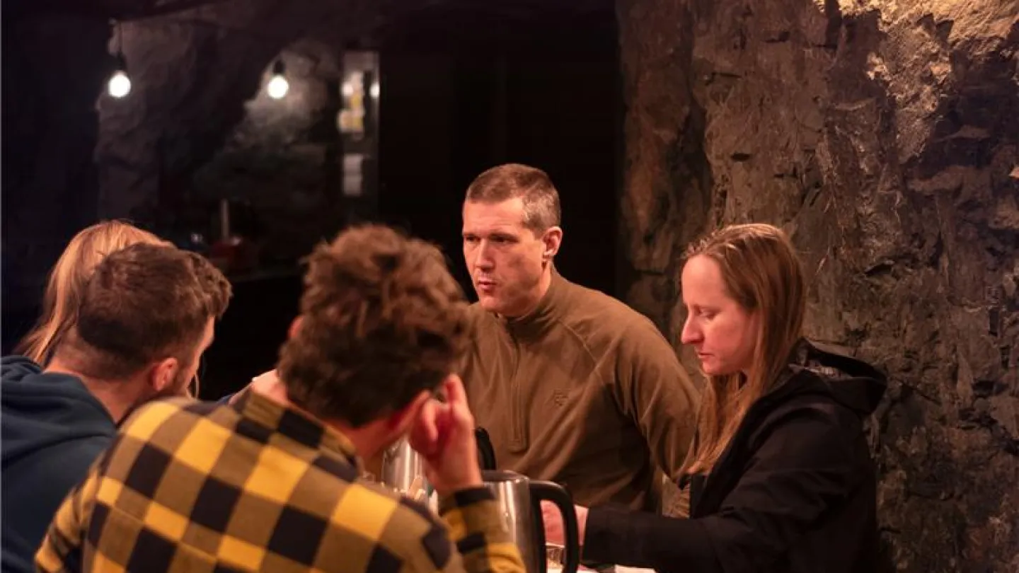 Bildkollage på olika mötesrum.